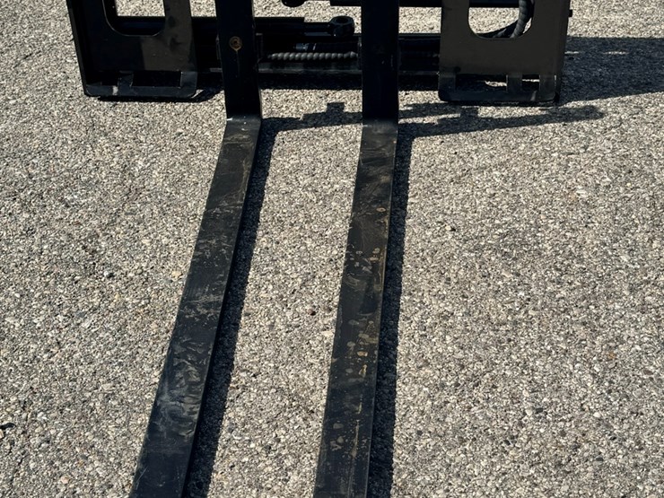 future-skid-steer-side-shift-pallet-forks-image-2