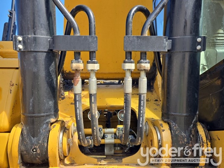 2019-caterpillar-352-image-30