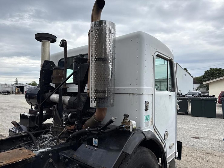 2005-peterbilt-320-image-10