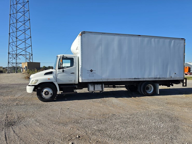 2007-hino-268-image-3