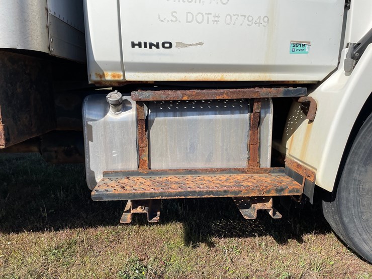 2007-hino-268-image-57