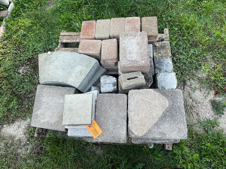 #3203-•-pallet-of-various-concrete-landscape-pavers-image-3