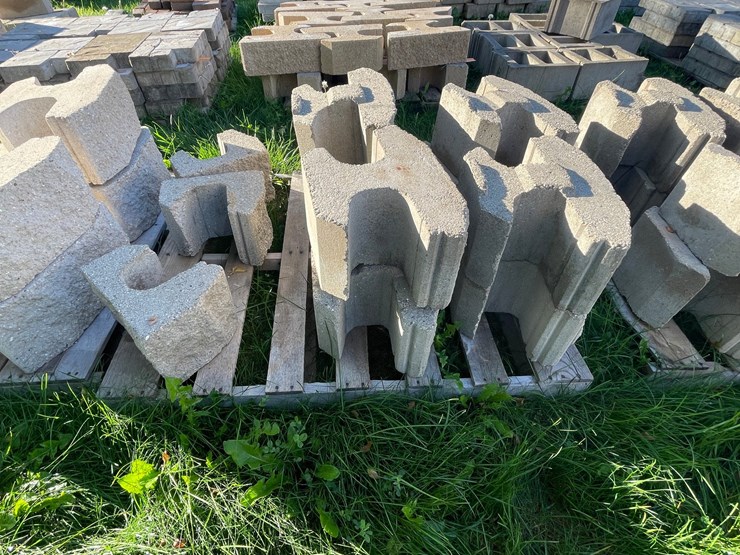 #3187-•-(3)-pallets-of-concrete-retaining-wall-blocks-image-6