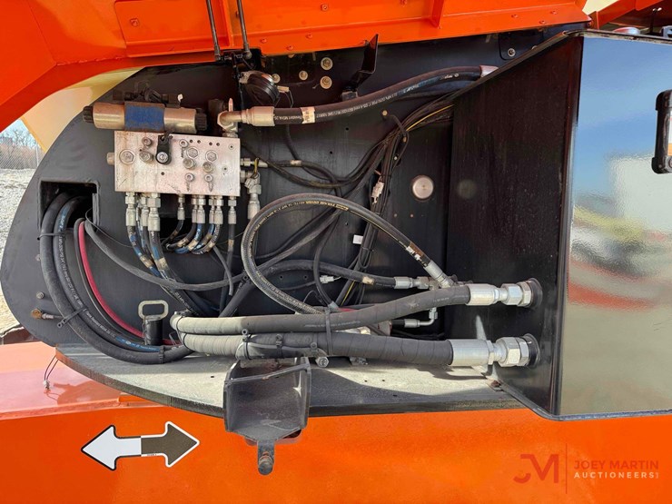2013-jlg-800s-image-17
