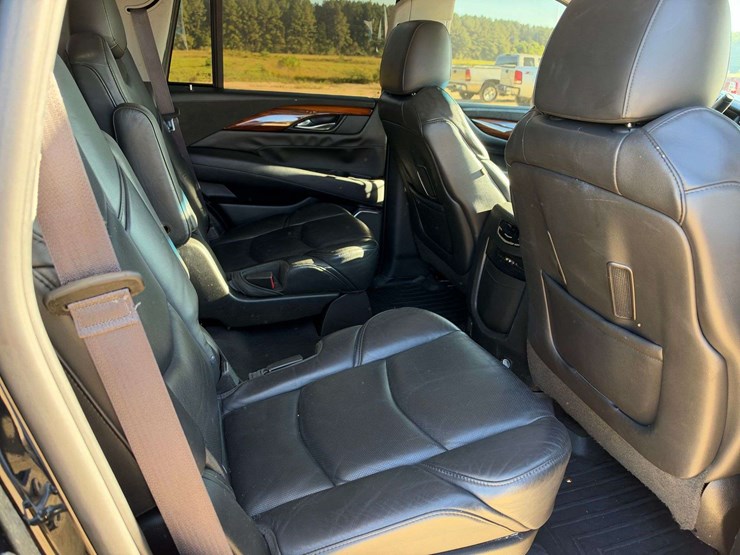 2015-cadillac-escalade-image-16