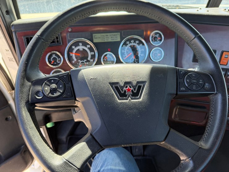 #1726-•-2019-western-star-day-cab-truck-tractor-image-54