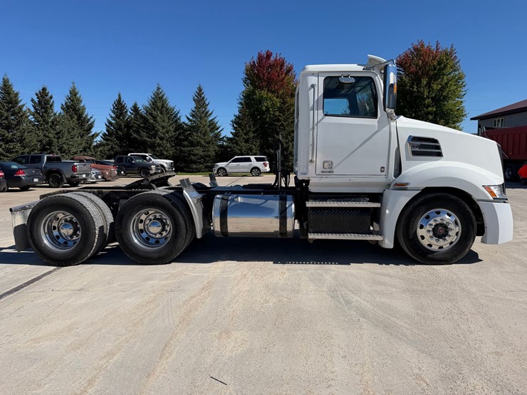 #1726-•-2019-western-star-day-cab-truck-tractor-image-6