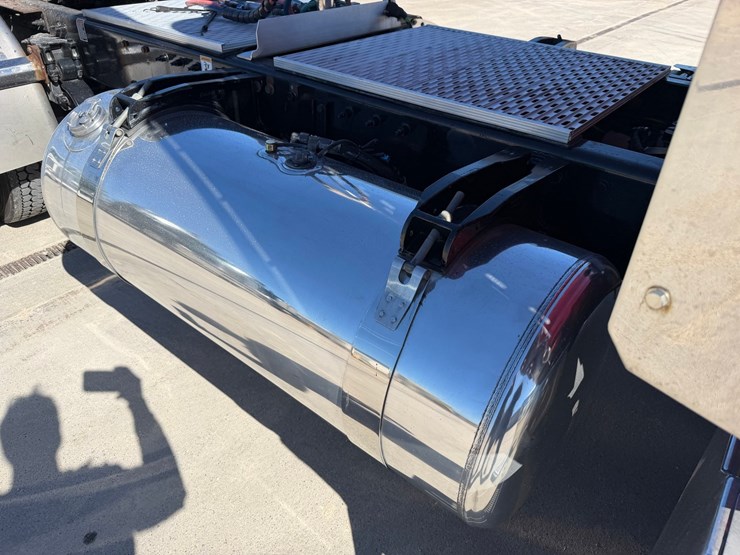 2020-peterbilt-389-image-31