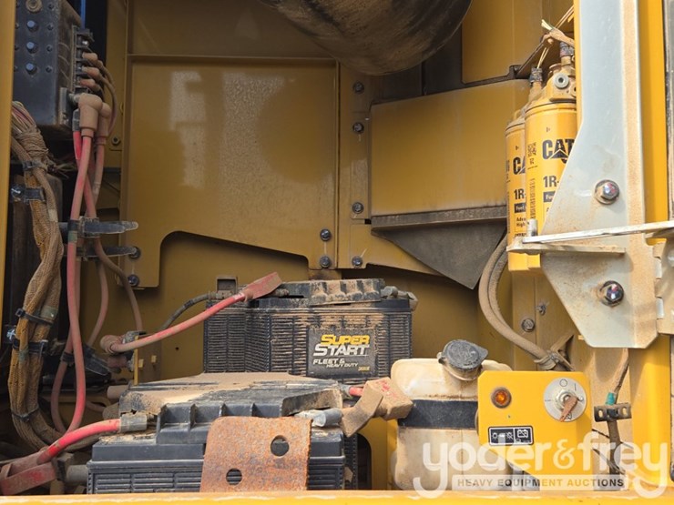 2019-caterpillar-352-image-35