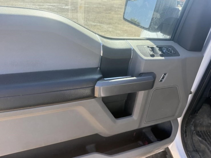2020-ford-f150-image-35