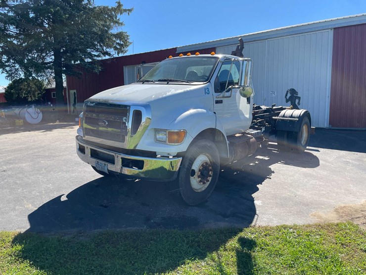 2013-ford-f750-image-1