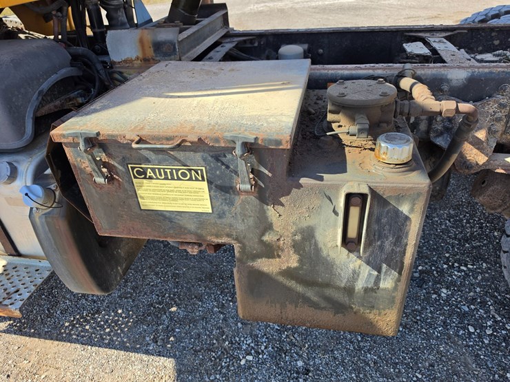 2011-freightliner-m2-106-image-102