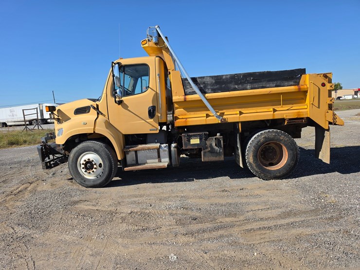2011-freightliner-m2-106-image-5