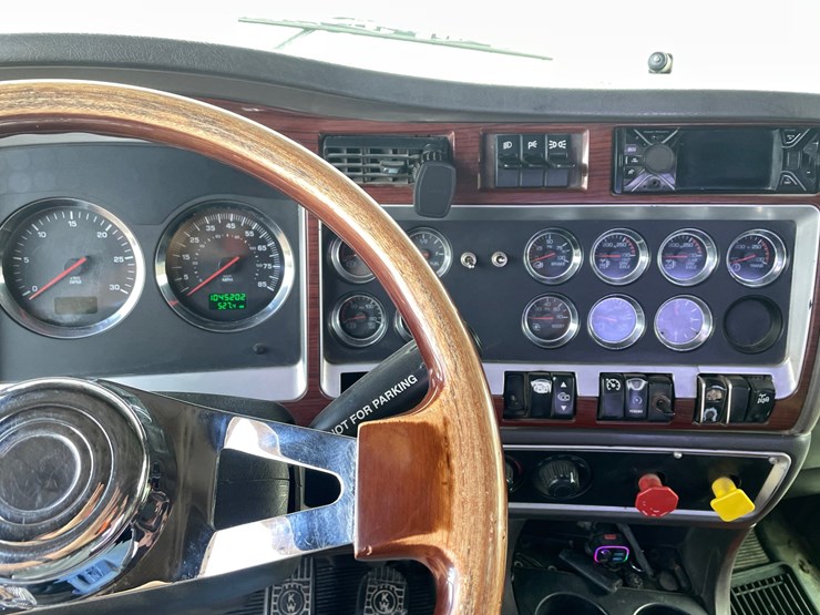 2007-kenworth-w900-image-17