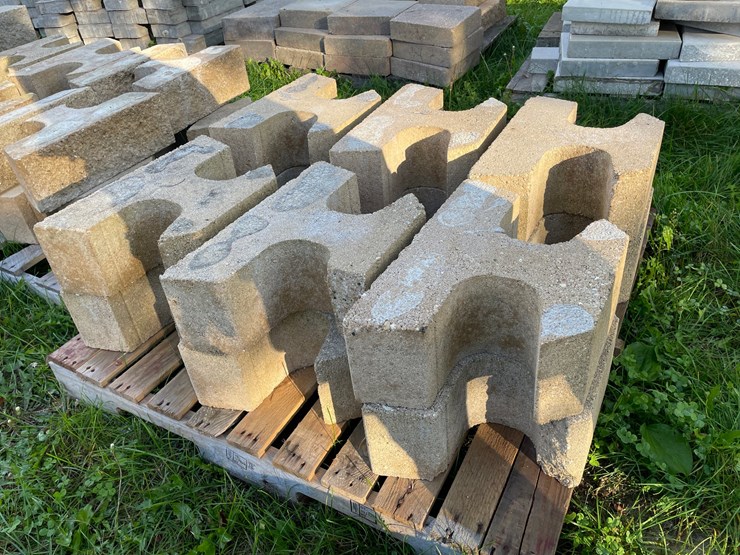 #3199-•-(2)-pallets-of-interlocking-concrete-retaining-wall-blocks-image-10