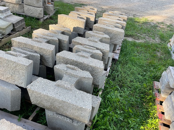 #3198-•-(2)-pallets-of-interlocking-concrete-retaining-wall-blocks-image-7