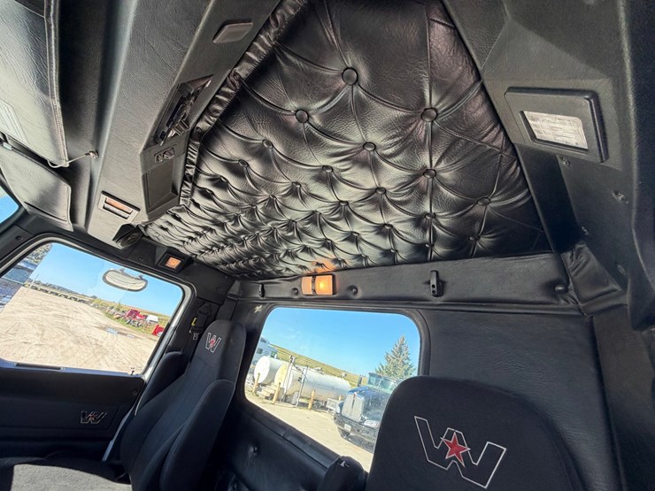 #1726-•-2019-western-star-day-cab-truck-tractor-image-45