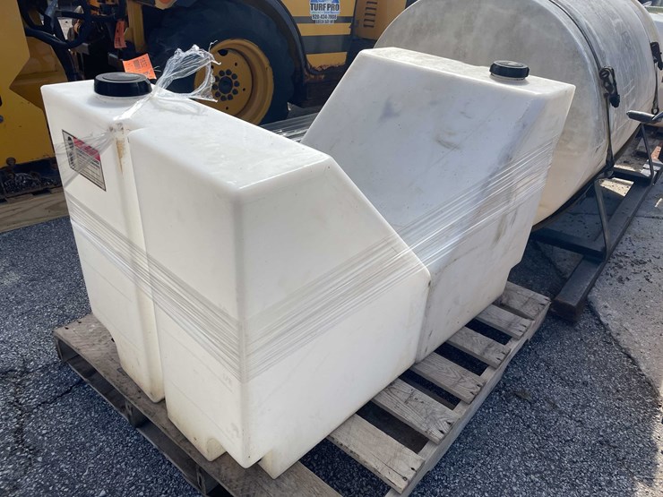 #1832-•-(2)-poly-tanks-image-2