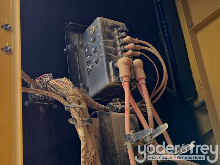 2019-caterpillar-352-image-36