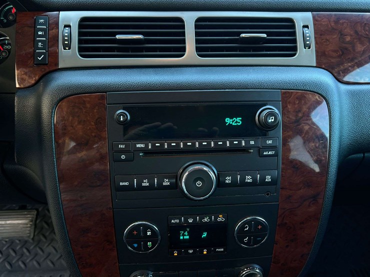 2011-chevrolet-silverado-2500hd-ltz-image-16