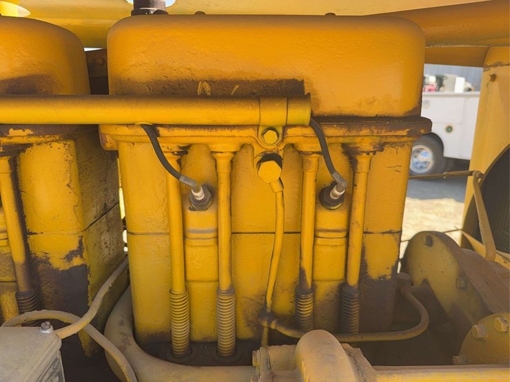 caterpillar-forty-image-30