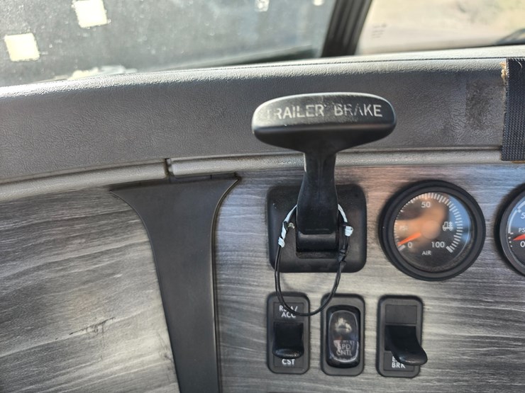 2016-freightliner-columbia-120-image-55