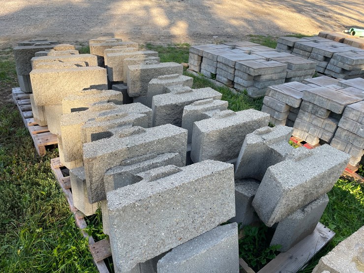 #3198-•-(2)-pallets-of-interlocking-concrete-retaining-wall-blocks-image-8