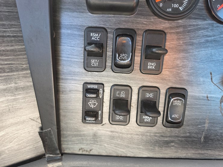 2016-freightliner-columbia-120-image-56