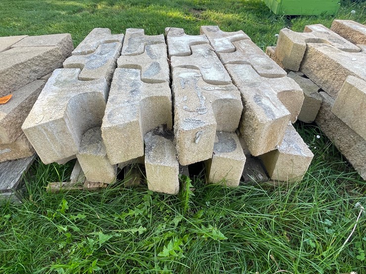 #3205-•-(2)-pallets-of-interlocking-concrete-retaining-wall-blocks-image-5