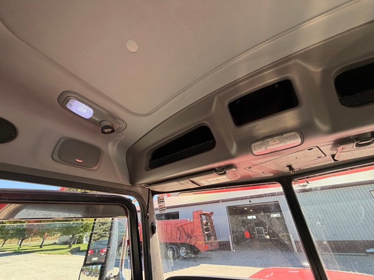 2020-peterbilt-389-image-50