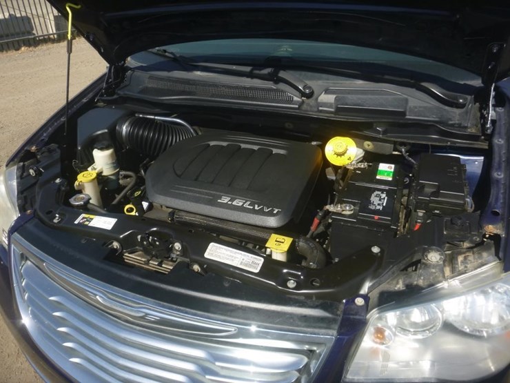 2014-chrysler-town-&-country-image-14