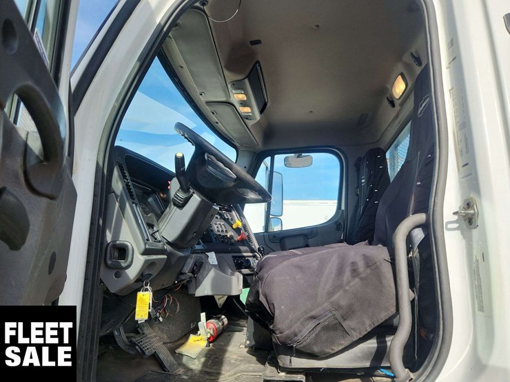 2018-freightliner-m2-106-image-13