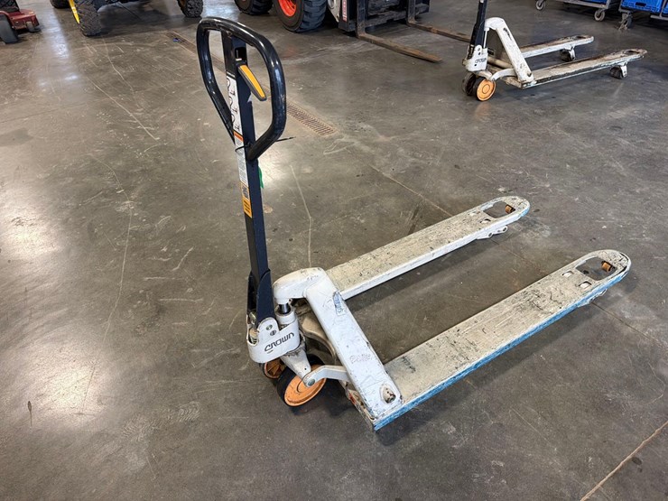 crown-pallet-jack-image-1