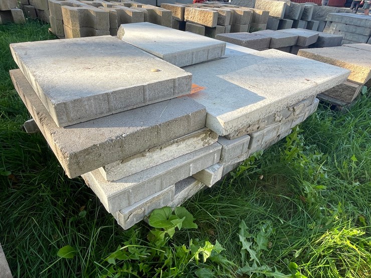 #3195-•-pallet-of-concrete-landscaping-pavers-image-4