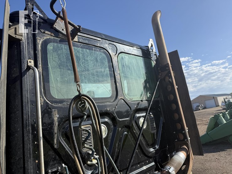 2009-freightliner-cascadia-125-image-11