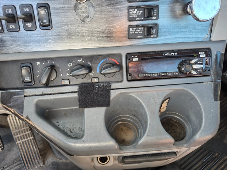 2016-freightliner-columbia-120-image-58