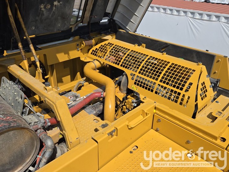 2018-caterpillar-352-image-57