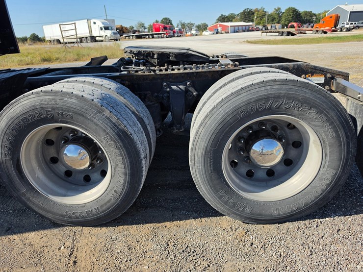 2016-freightliner-columbia-120-image-99