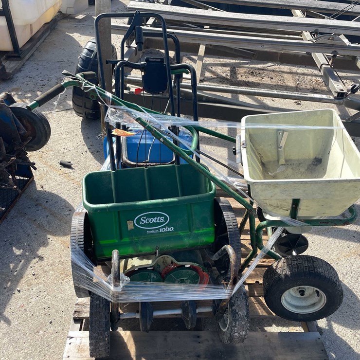#1830 • (4) Push Spreaders