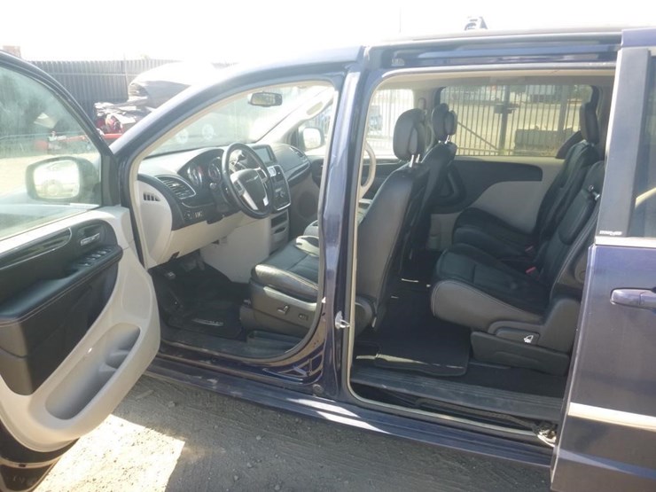 2014-chrysler-town-&-country-image-5
