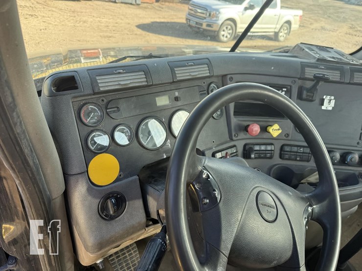 2009-freightliner-cascadia-125-image-15