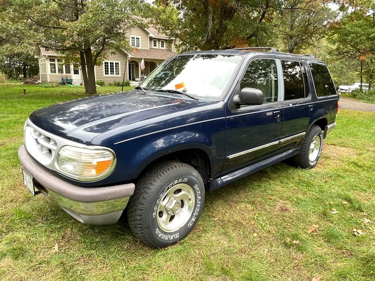 1997-ford-explorer-xlt-image-1