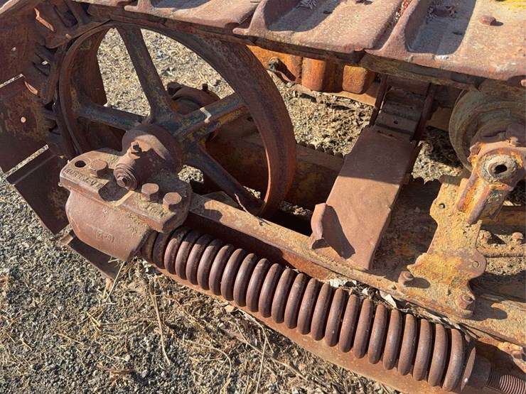 caterpillar-thirty-image-16