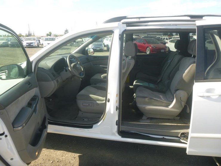 2008-toyota-sienna-image-6