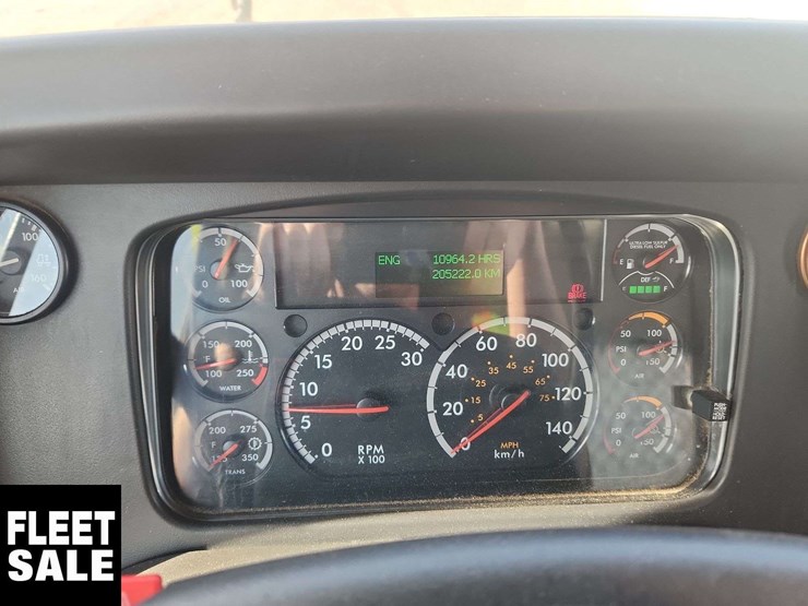 2018-freightliner-m2-106-image-16