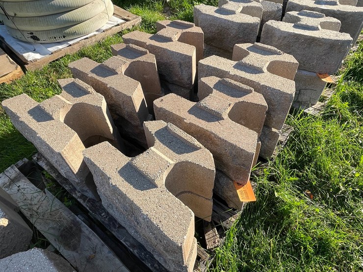 #3186-•-pallet-of-concrete-retaining-wall-blocks-image-1