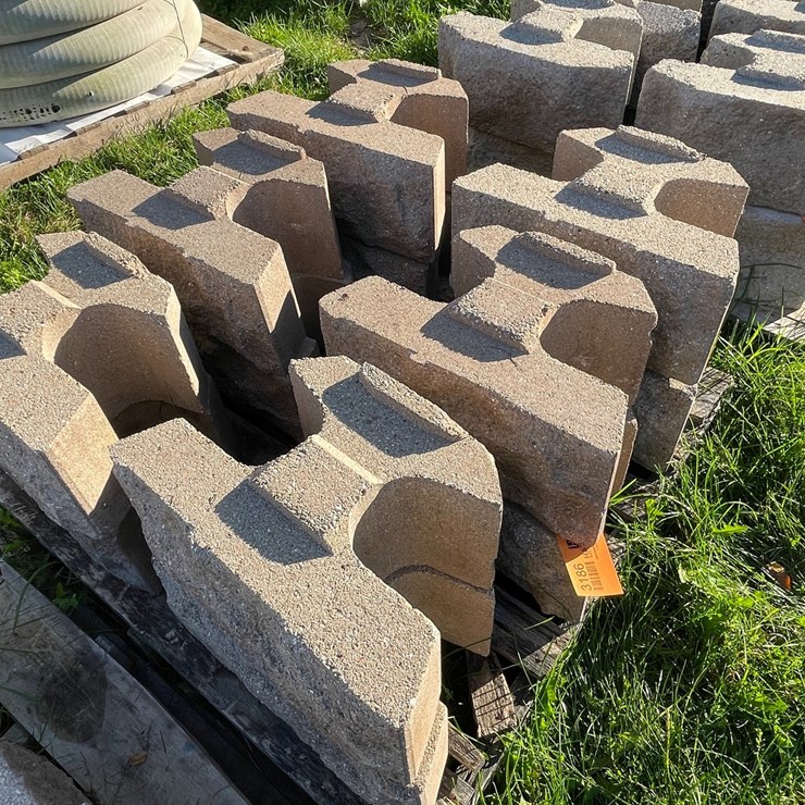 #3186 • Pallet of Concrete Retaining Wall Blocks