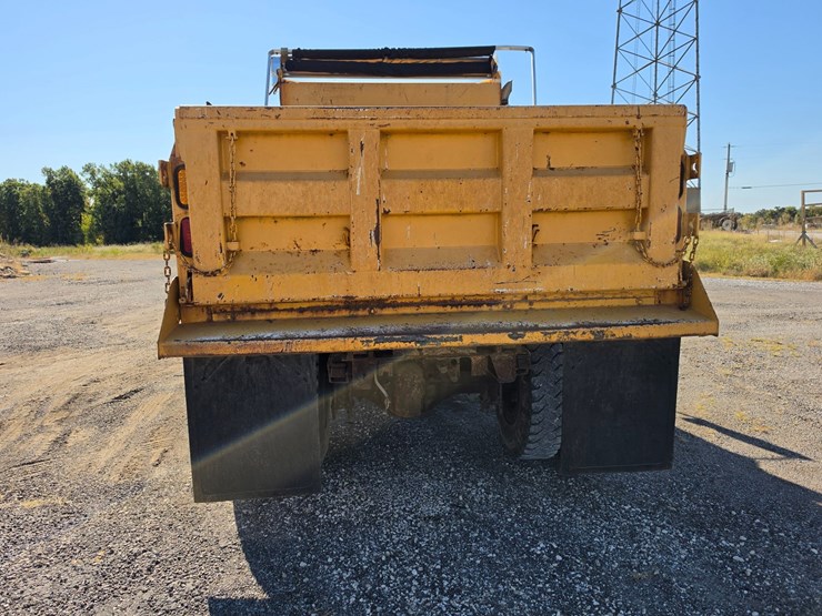 2011-freightliner-m2-106-image-11