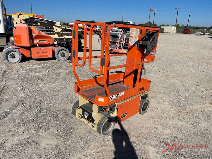 2015-jlg-1230es-image-3