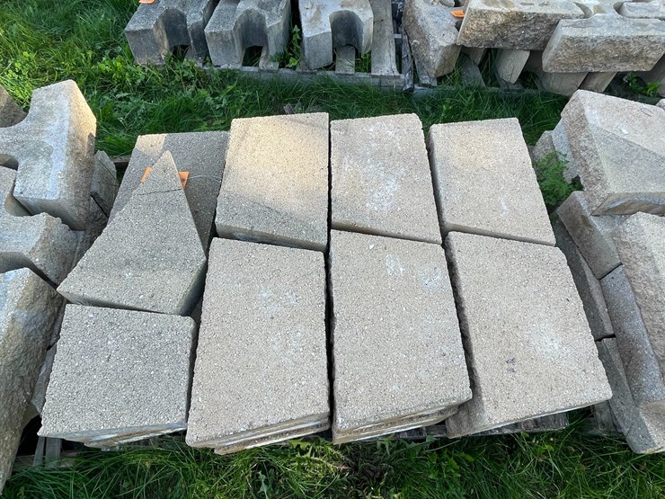 #3206-•-(2)-pallet-of-concrete-pavers-image-3
